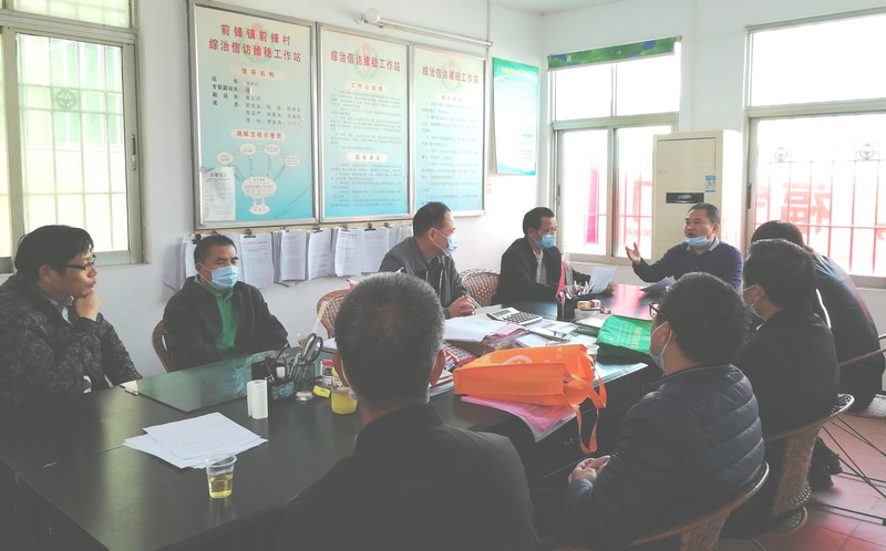 在前锋村委向村代表传授花生高产栽培技术 在前锋村委向村代表传授花生高产栽培技术